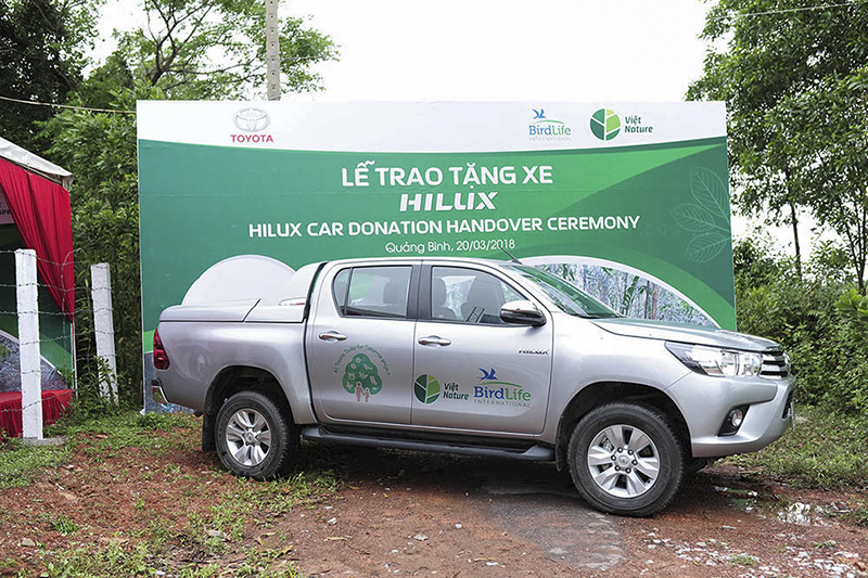 chi_c-xe-toyota-hilux-___c-trao-t_ng-t_i-ch__ng-tr%c2%8dnh